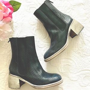 NEW Free People Essential Chelsea Leather Boots